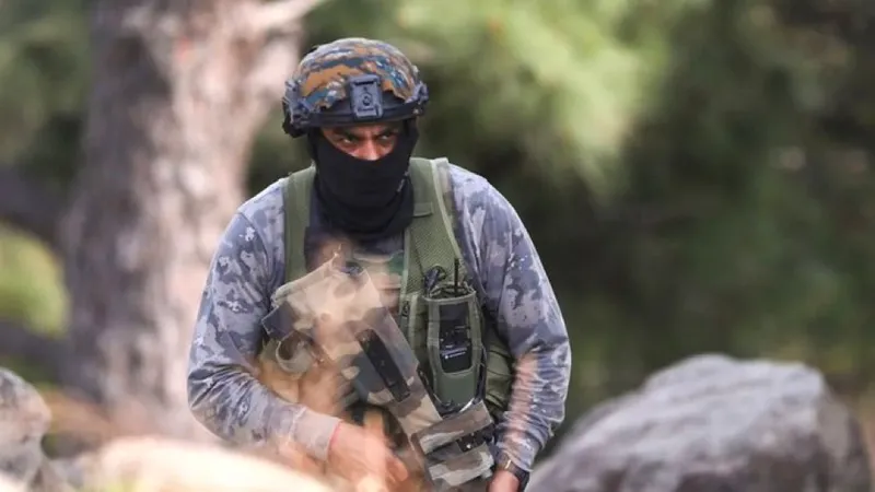 3 terrorists enter house, consume food, take more with them; flee with mobile phone