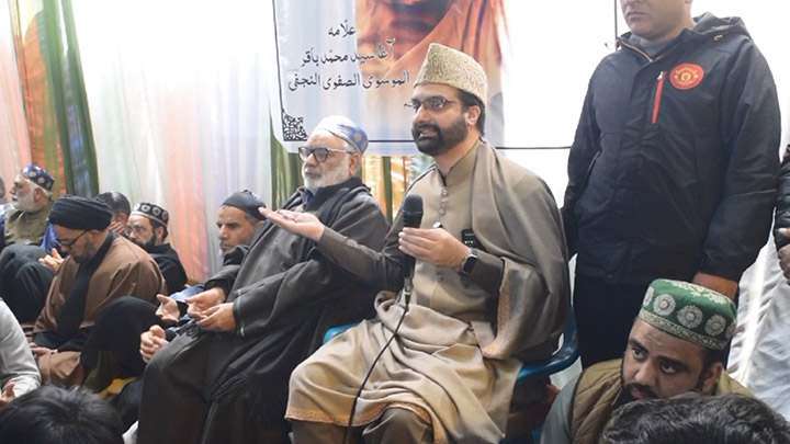 Mirwaiz Umar Farooq Visits Budgam to Offer Condolences on the Demise of Renowned Islamic Scholar Aga Syed Baqir Al-Moosavi