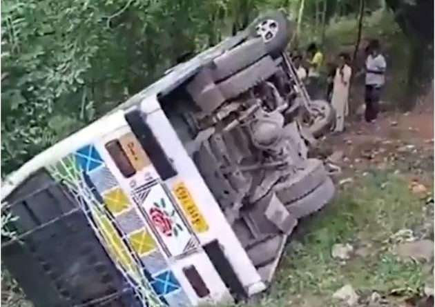 10 students injured in road accident in Baramulla