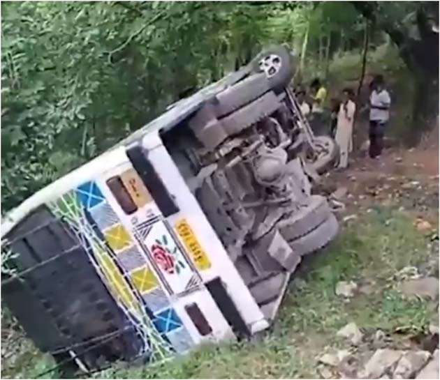 10 students injured in road accident in Baramulla