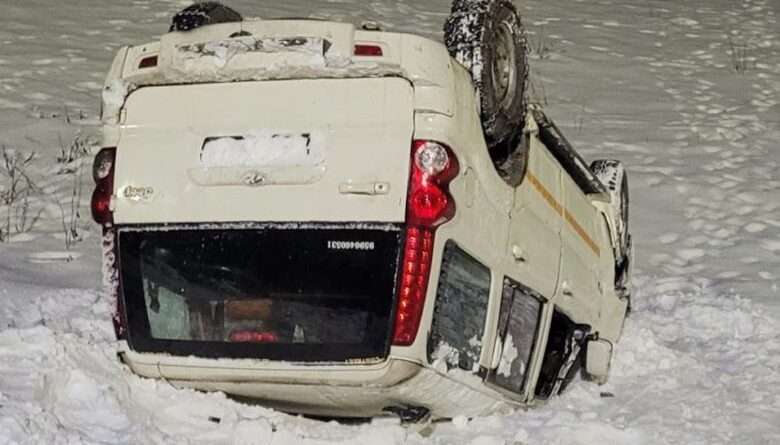 Locals rescue tourists after cab accident in Gulmarg