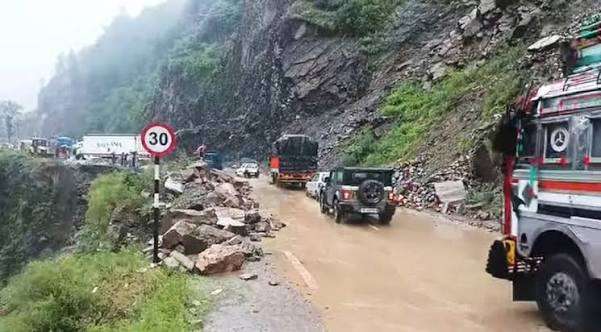Fresh Landslide Blocks Jammu-Srinagar National Highway