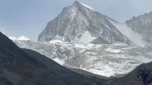 Kashmir First Snowfall 2026 : Kashmir Receives First Snowfall of Season, Rain and Hailstorm Hit Plains